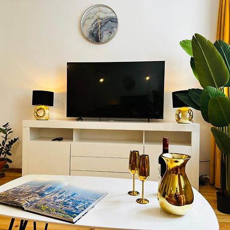 Luxury 4-Bedroom Apartment In Centre - Self-Check In & Fast Wifi Warszawa Zewnętrze zdjęcie