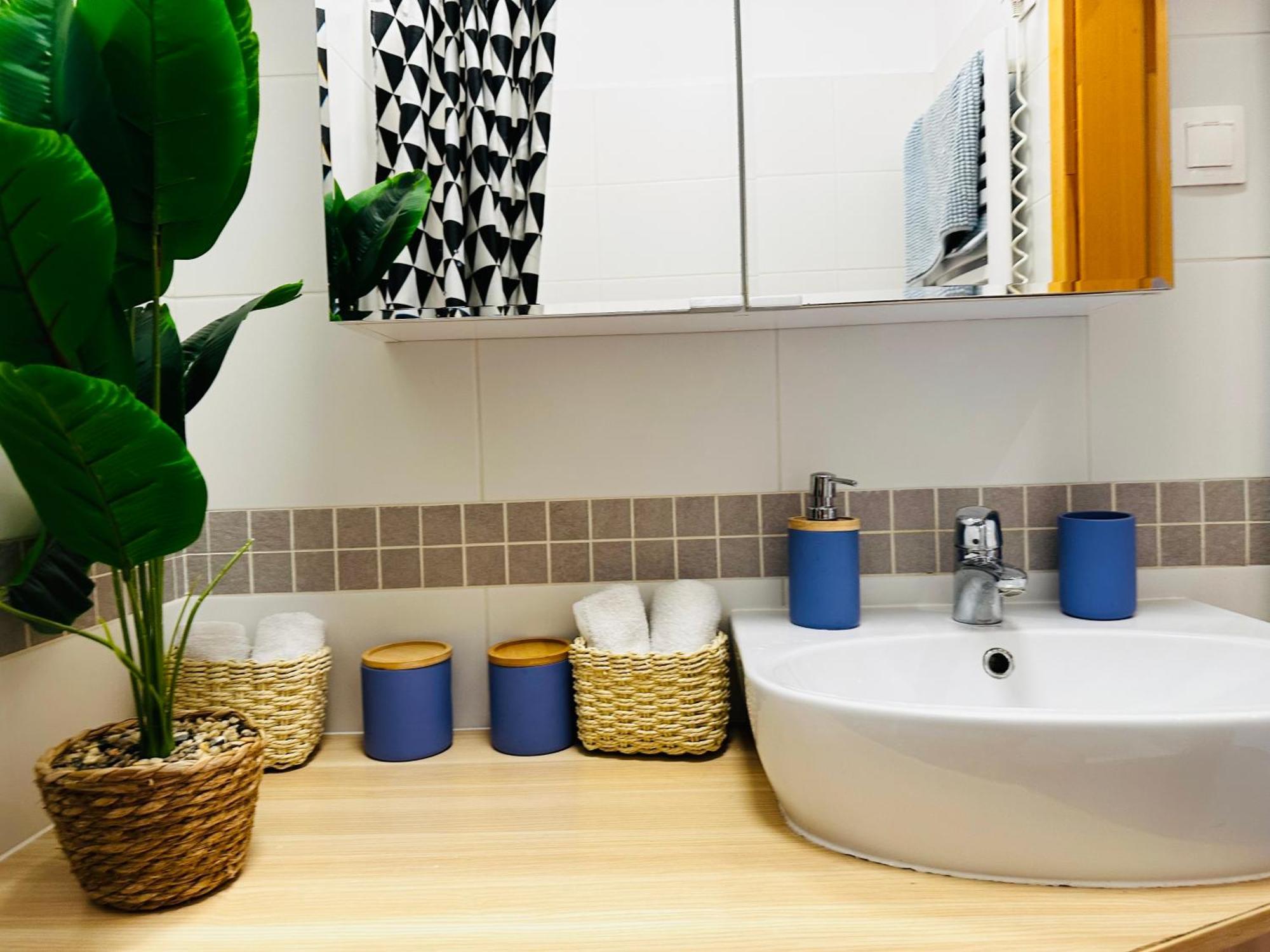 Luxury 4-Bedroom Apartment In Centre - Self-Check In & Fast Wifi Warszawa Zewnętrze zdjęcie